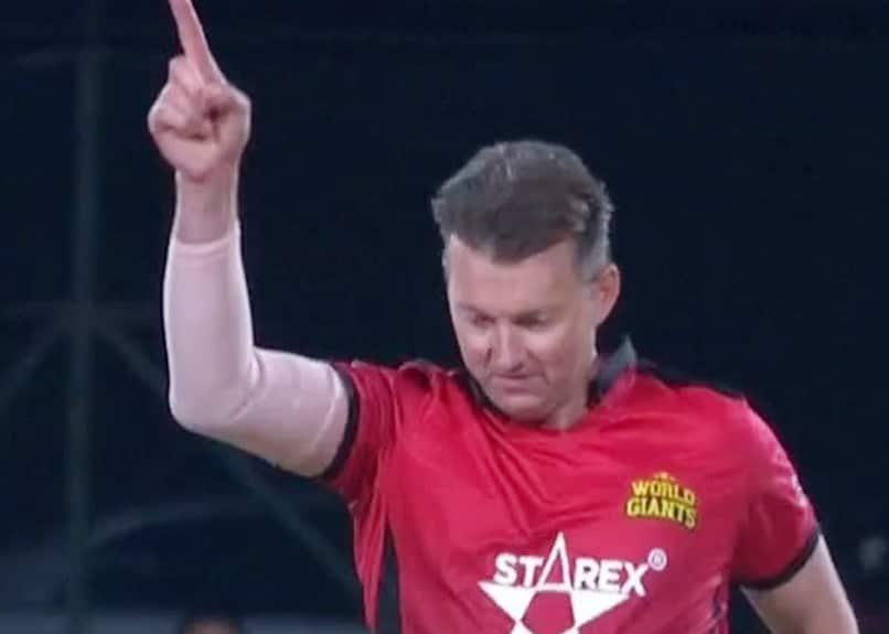 Brett Lee stunningly defends 8 runs off the final over against Indian Maharajas