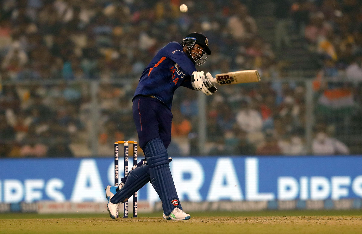 India vs West Indies T20 : Twitter reacts as Pant hits Dhoni helicopter shot