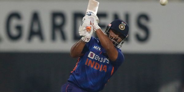 India vs West Indies T20 : Twitter reacts as Pant hits Dhoni helicopter shot